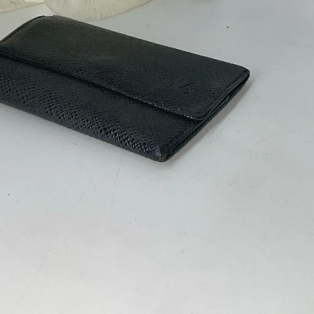 AUTHENTIC Louis Vuitton Black Taiga 6 Key Wallet